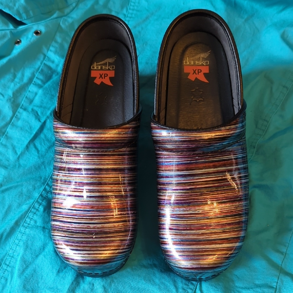 😃❤️Womens Dansko Metallic multi colored Striped Clogs size 41 Very nice!!!😃❤️